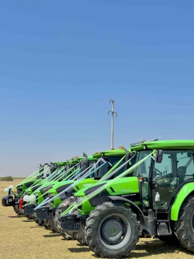 (ÖZEL) Çiftçi çift gelin aracı olarak traktörü seçti
