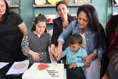 &Ouml;zel &ccedil;ocuklar, anneleriyle birlikte &ccedil;amuru sanata d&ouml;n&uuml;şt&uuml;
