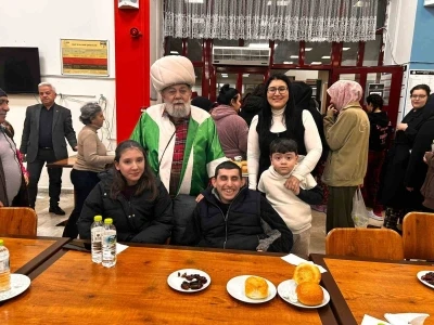 &Ouml;zel &ccedil;ocuklar ve &uuml;niversiteliler iftar sofrasında buluştu
