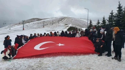 &Ouml;zel eğitim &ouml;ğrencileri Akdağ zirvesinde T&uuml;rk bayrağı a&ccedil;tı
