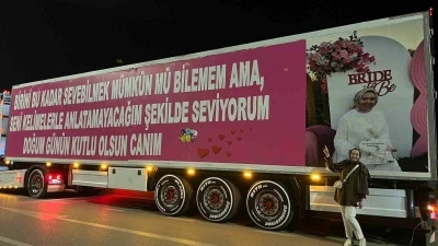 (&Ouml;zel) Eşinin doğum g&uuml;n&uuml; i&ccedil;in 25 metrelik tırı kapladı
