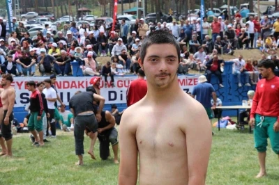 &Ouml;zel Gereksinimli Ufuk Erdem, Akdağ Karakucak G&uuml;reşleri&rsquo;nin g&ouml;n&uuml;llerin şampiyonu oldu
