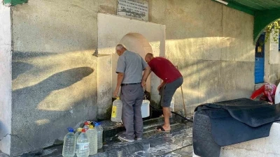 (ÖZEL) Halka açık çeşmelerde vatandaş yoğunluğu
