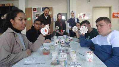 &Ouml;zel &ouml;ğrencilerden &ccedil;ini sanatına renkli dokunuş
