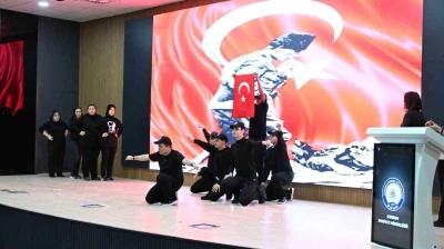 &Ouml;zel &ouml;ğrencilerden polislere anlamlı g&ouml;steri
