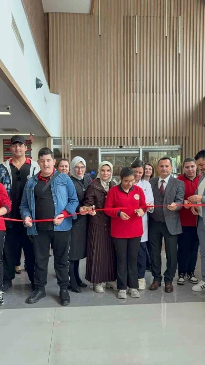 &Ouml;zel &ouml;ğrencilerin el emeği eserleri hastanede sergilendi
