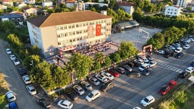 &Ouml;zel &ouml;ğrencilerin mezuniyet sevinci
