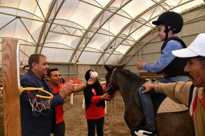 Özel özel ihtiyaç sahibi çocuklara atla terapi