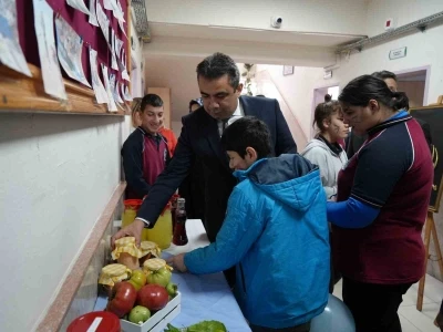 Özel ve engelli bireyler eserleriyle göz doldurdu
