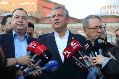 &Ouml;zg&uuml;r &Ouml;zel bayram namazını memleketi Manisa&rsquo;da kıldı
