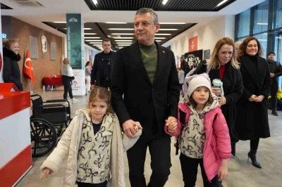 &Ouml;zg&uuml;r &Ouml;zel, Ferdi Zeyrek&rsquo;in ikiz kızlarını da okula g&ouml;t&uuml;rd&uuml;
