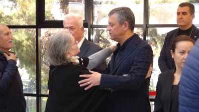 &Ouml;zg&uuml;r &Ouml;zel, G&uuml;lşah Durbay&rsquo;ın 3. g&uuml;n taziyesine katıldı
