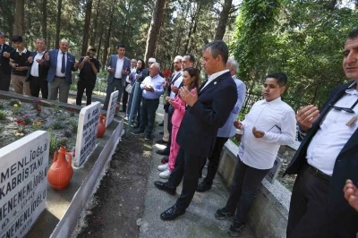 &Ouml;zg&uuml;r &Ouml;zel Manisa&rsquo;da şehitlik ve Ferdi Zeyrek&rsquo;in mezarını ziyaret etti
