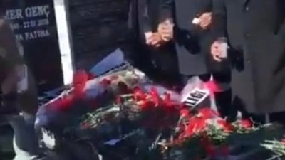 &Ouml;zg&uuml;r &Ouml;zel rakı g&ouml;r&uuml;nt&uuml;lerine 'Ayyaşlar Bayramı' g&ouml;ndermesi! 'M&uuml;kafatını se&ccedil;imde alac