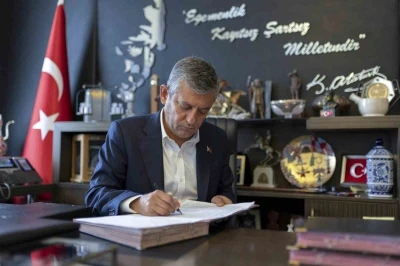 &Ouml;zg&uuml;r &Ouml;zel ve 90 milletvekili CHP&rsquo;den istifa etti
