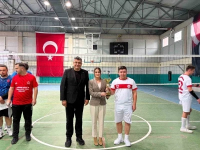 &Ouml;zvatan Kurumlar Arası Voleybol Turnuvası sona erdi
