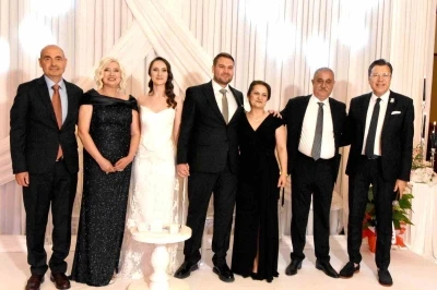 &Ouml;zyapar ve Handır ailelerinin mutlu g&uuml;n&uuml;
