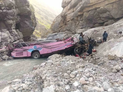 Pakistan&rsquo;da yolcu otob&uuml;s&uuml; dev &ccedil;ukura u&ccedil;tu: 40 &ouml;l&uuml;
