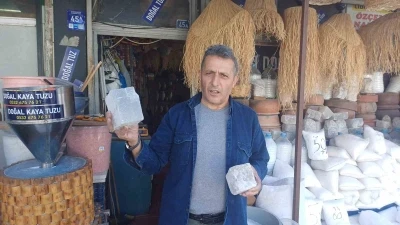 Pakistan’dan getirdiği tuzla yemeklere lezzet katıyor
