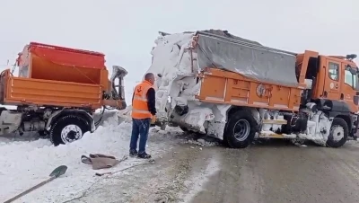 Paland&ouml;ken ge&ccedil;idinde karla m&uuml;cadele ekiplerinin nefes kesen mesaisi
