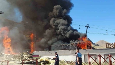 Palandöken Kayak Merkezi’ndeki yangın paniğe neden oldu
