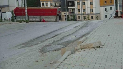 Paletli kep&ccedil;eyi asfalta zarar vererek &ouml;nlem almadan y&uuml;r&uuml;ten firmaya vatandaşlardan tepki
