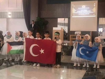 Palu&rsquo;da Kur&rsquo;an kursu &ouml;ğrencilerinin mezuniyet sevinci
