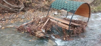 Palu’da Teke Deresi taştı: banklar sürüklendi
