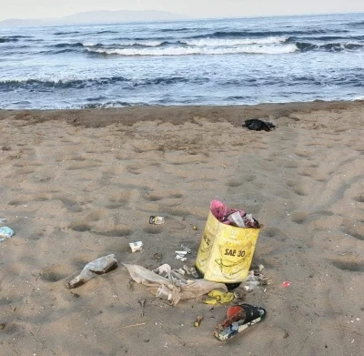 Pamucak kumsalı izmarit ve çöpten geçilmiyor
