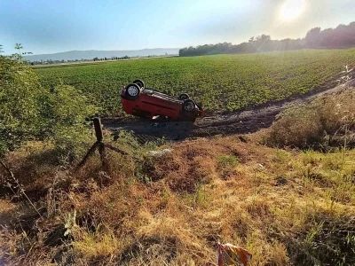 Pancar tarlasına u&ccedil;an ara&ccedil;taki 2 kişi yaralandı
