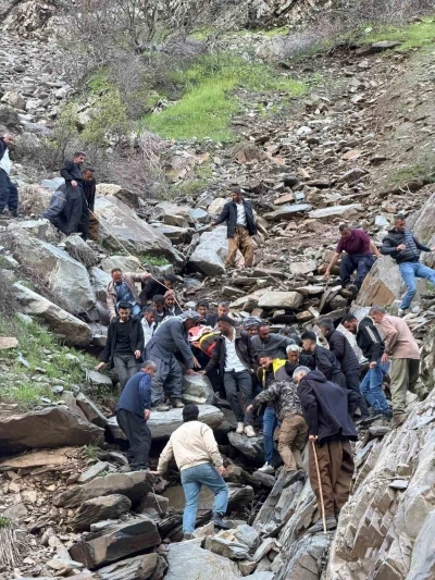 Pancar toplamaya gitti, kayalıklardan d&uuml;şerek yaralandı
