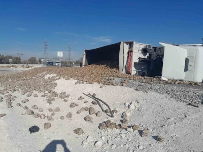 Pancar yüklü tır devrildi: 1 yaralı
