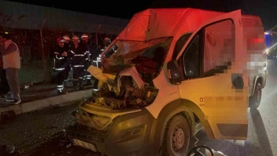 Panelvan ara&ccedil; park halindeki tıra ok gibi saplandı: 2 ağır yaralı
