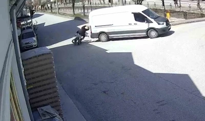 Panelvan araca &ccedil;arpan motosiklet s&uuml;r&uuml;c&uuml;s&uuml; yaralandı
