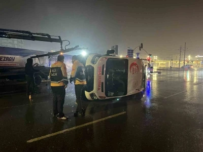 Panelvan ile &ccedil;arpışan ambulans devrildi: 6 yaralı
