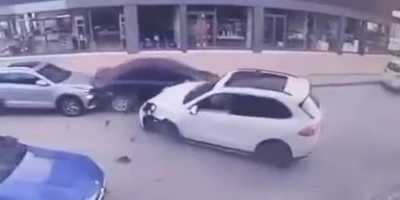 Panelvan ile çarpışan Porsche’nin tekeri koptu
