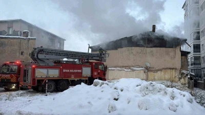 Paniğe neden olan yangın b&uuml;y&uuml;meden s&ouml;nd&uuml;r&uuml;ld&uuml;
