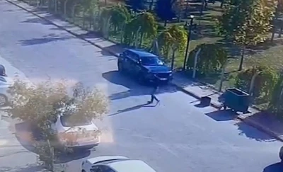 Para çalan şahıs, yüzünü saklamak yerine kameraya el salladı
