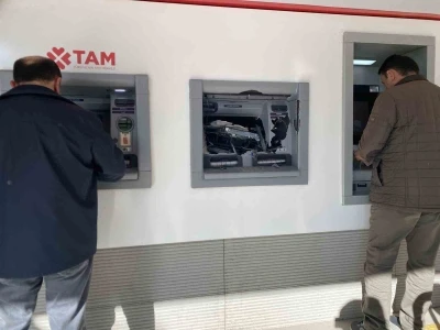 Para &ccedil;ekemediği ATM&rsquo;yi balyozla par&ccedil;aladı
