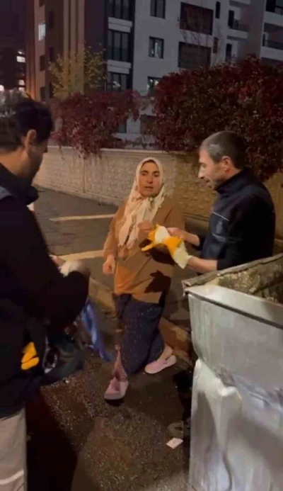 Para dolu çantayı yanlışlıkla çöpe attılar, çöp arabasını arayıp poşeti buldular
