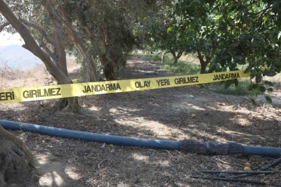 Para için arkadaşını narenciye bahçesinde satırla doğrayan şahıs yakalandı
