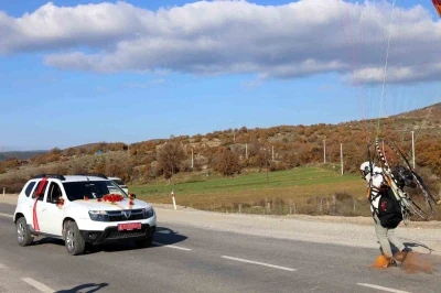 Paramotorla inip gelin arabasının &ouml;n&uuml;n&uuml; kestiler
