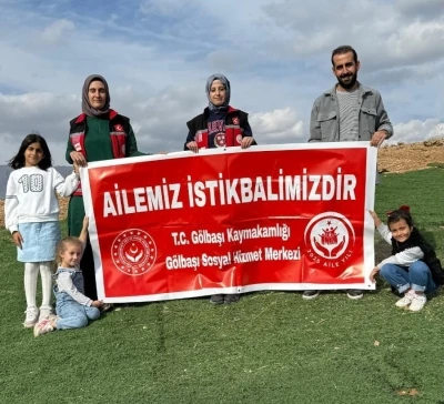 Paraşütle &quot;Ailemiz istikbalimizdir&quot; mesajı verildi

