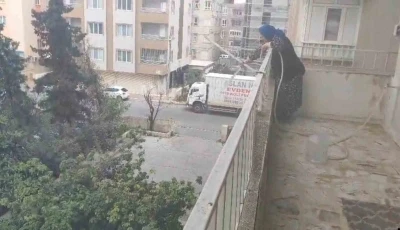 Park halinde alev alan aracı yaşlı kadın balkondan s&ouml;nd&uuml;rmeye &ccedil;alıştı
