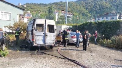 Park halinde alevlere teslim olan panelvan araç yandı
