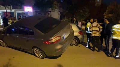 Park halindeki 2 araca çarpıp asılı kaldı: Sürücü olay yerinden kaçtı
