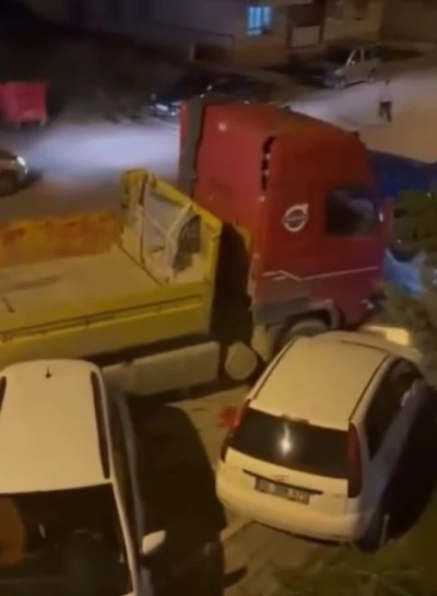 Park halindeki 9 araca &ccedil;arpan tır maddi hasara neden oldu
