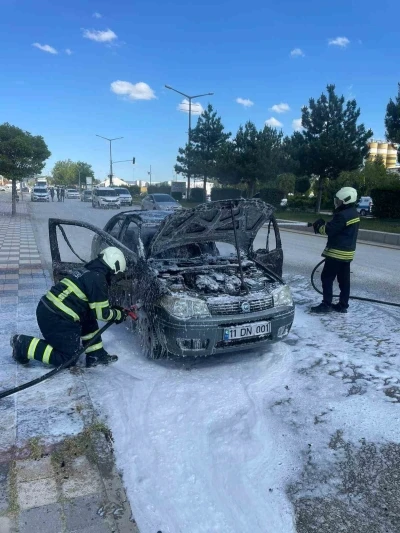 Park halindeki ara&ccedil; alev aldı
