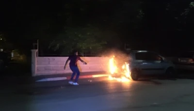 Park halindeki ara&ccedil; alev alev yandı, vatandaşlar su şişesi ile s&ouml;nd&uuml;rmeye &ccedil;alıştı

