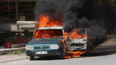 Park halindeki araç bir anda alev aldı
